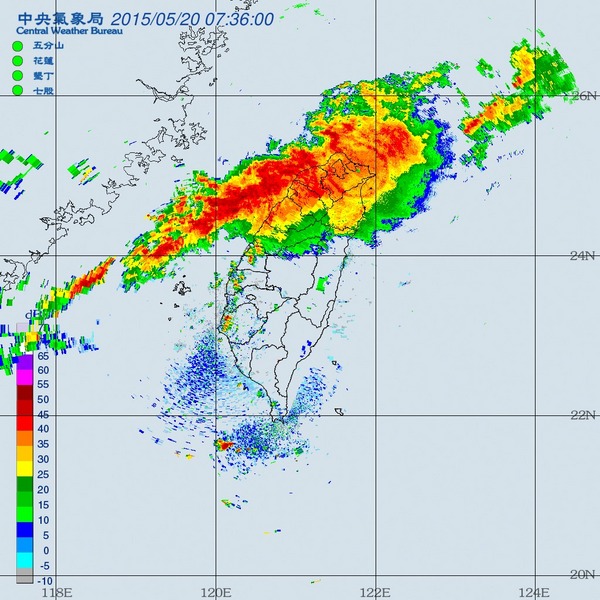 台灣海峽北部有對流雲系發展，逐漸向陸地移動。圖：翻攝中央氣象局