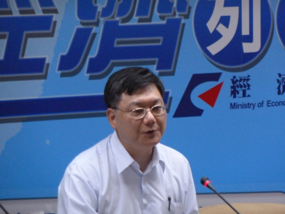 經濟部次長杜紫軍今(27)日下午公布10月電價調漲方案。圖：謝莉慧/攝
