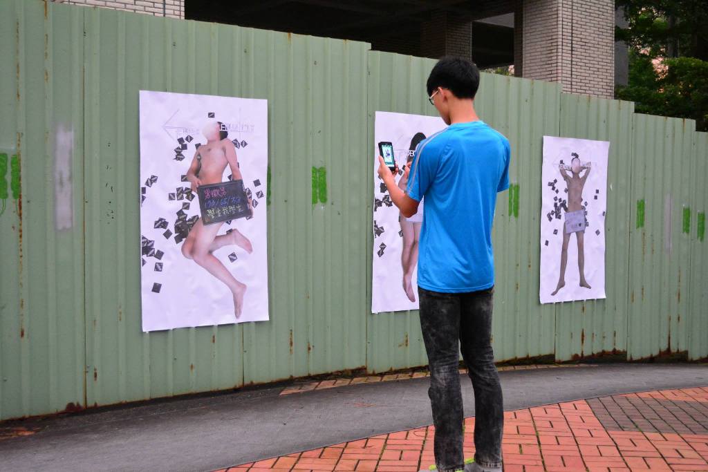 「政大性別平等工作坊」6日凌晨在政大行政大樓周遭張貼多張裸體照片，提醒師生重視性別議題。圖：翻攝自政大性別平等工作坊臉書