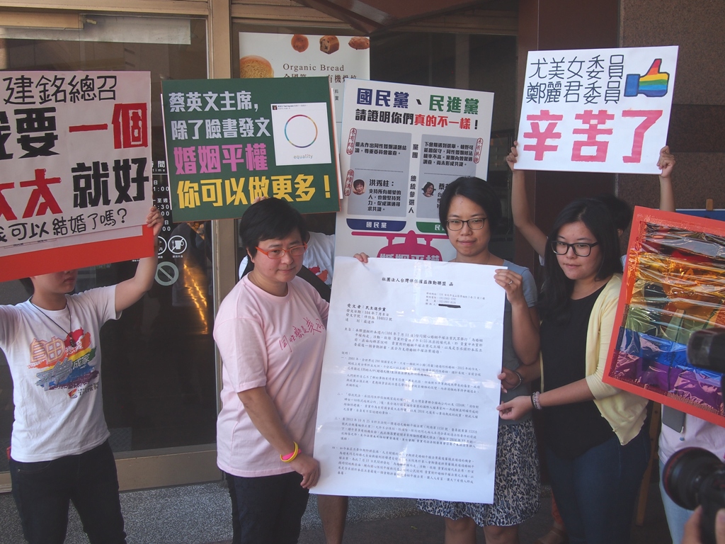 民進黨婦女發展部副主任劉依潔，出面接受伴侶盟理事長許秀雯遞交的陳情公文。圖:何星瑩/攝