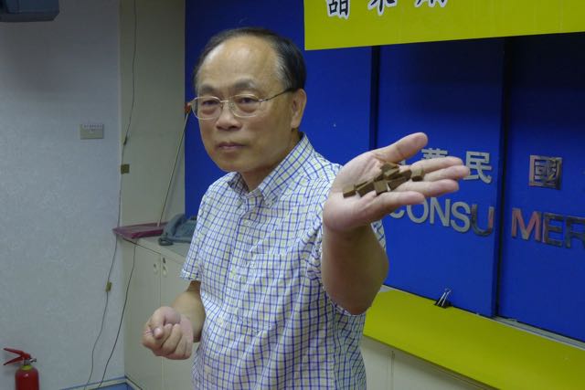 根據消基會17日公布的調查結果顯示，市售八仙果防腐劑、甜味劑與鈉都超標。消基會檢驗長表示，5粒八仙果即達到人1天所需的鈉含量。圖：陳毅龍/攝