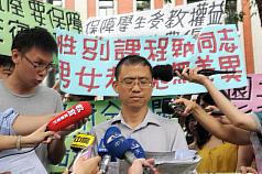 各大專院校學生自發組成的「大學學生權利調查評鑑小組」3日在教育部門口抗議，要求改善學生權利，教育部訓委會主任楊志忠（中）出面回應。圖片來源：中央社