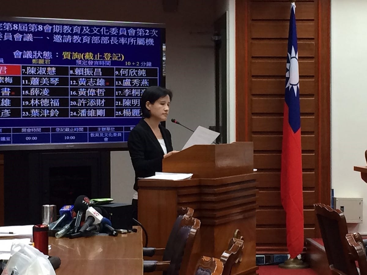 民進黨立委鄭麗君24日在教育委員會質詢，質疑究竟是誰在7月23日反課綱行動中下令逮人？警政署副署長林德華則說，是教育部官員決定提告後，才展開逮補、移送。圖：符芳碩/攝