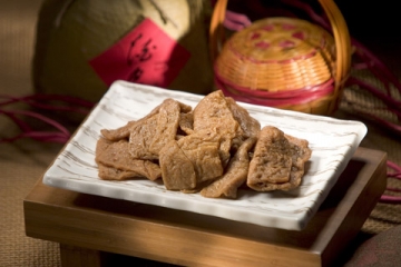 多家知名豆干店都遭黑心業者波及，分店遍布全台的萬益食品販售的五香豆皮等也中鏢。圖：翻攝自萬益官網。