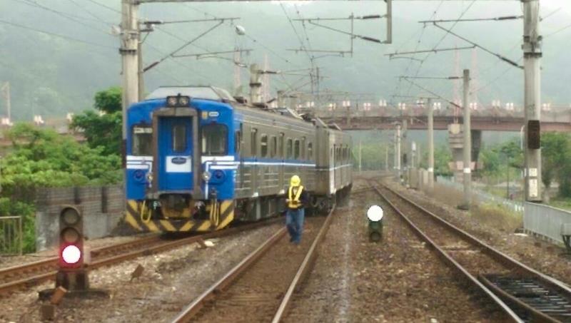 台鐵蘇澳開往樹林的4107次列車今(21)日在頭城站出軌，目前仍搶修中。圖：台鐵提供