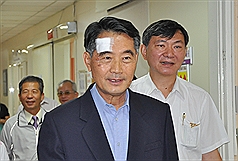 陳武雄今天下午原本要到宜蘭農村再生社區訪視，不料在五結鄉三結路口與逆向賓士車撞上，所幸並無大礙。圖片來源:中央社