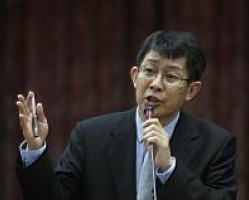 教育部長蔣偉寧今（2）日宣布，教育部決定不調漲今年大學學雜費。圖片來源：中央社