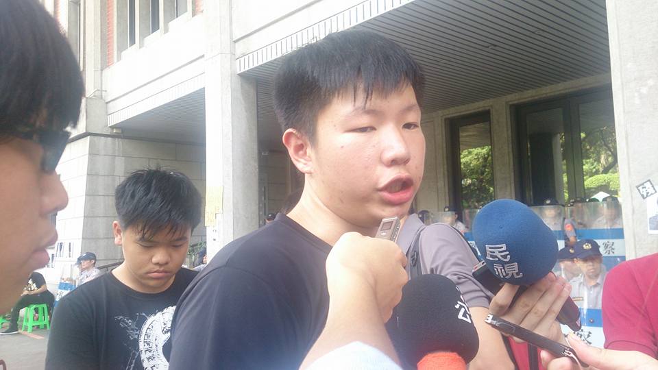 台中一中學生陳冠豪週五晚間參與完林冠華追思會後就驅車北上，前來支援同伴。圖：王子軒/攝