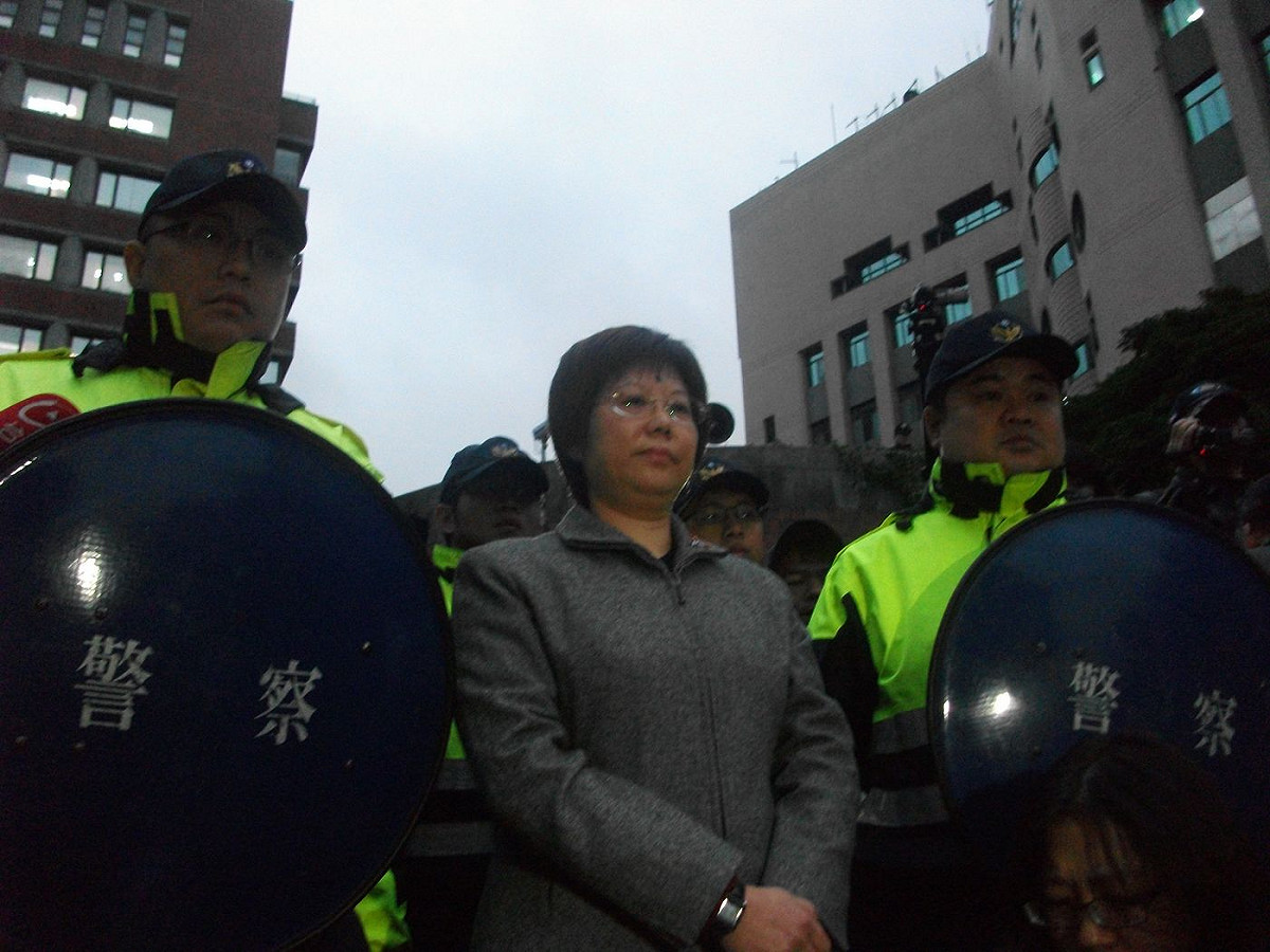 上百名動保團體成員今（4）日前往農委會前抗議，和警方發生2次激烈衝突。農委會主任秘書戴玉燕出面接受民眾陳情，並承諾將民眾意見納入修法考量，動保團體的抗議行動才暫告一段落。圖：涂鉅旻/攝