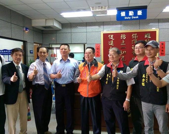 軍公教聯盟黨、軍公教退休人員權益促進會與中華兩岸警民交流公益聯盟到場發送物資，用行動表示力挺。圖：廖敏臻/攝