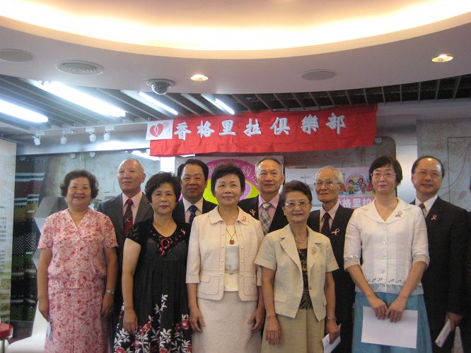 根據中華民國乳癌病友協會調查，有64％的乳癌患者配偶在得知太太罹癌時曾感覺壓力大到無法承受。圖：陳莞欣/攝。