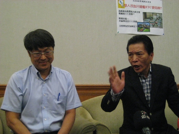 立法委員李鴻鈞今（21）日上午召開記者會批評，泰山收費站ETC車道打折根本是幫遠通電收護航，拿人民的錢為遠通衝高ETC的使用率。圖片來源：徐佳宜/攝
