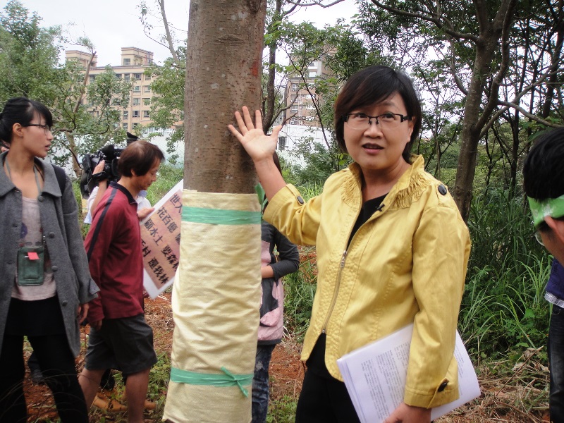 徐佳青議員要在場所有人看看，有些樹木根本沒按照規定編到號，可謂管理粗糙。圖5之4：王立柔/攝