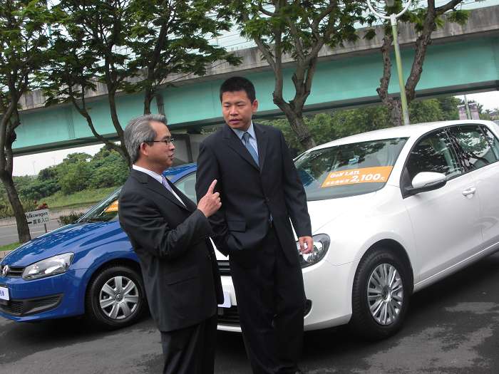 格上租車與太古集團推出體驗方案，Volkswagen德國福斯汽車單日原定租金從3500降至1900元。(左)格上租車總經理許季睦，(右)太古集團台灣分公司總裁黃齊力。圖片:黃沛云/攝