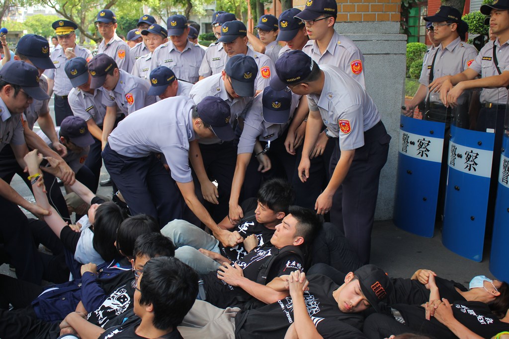 抗議自經區學生今(26)天上午8點45分攀爬立法院正門圍牆進入立法院廣場靜坐，但在9點35分即被警方清空。圖：劉奕霆/攝