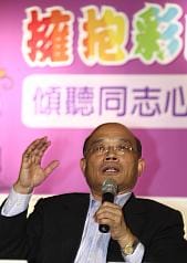 民進黨主席蘇貞昌13日在「擁抱彩虹－傾聽同志心聲」座談會表示，同志問題多出於「不了解」與「要掌控」
，民進黨如果更有力量，會更堅持尊重多元的價值。圖片來源：中央社