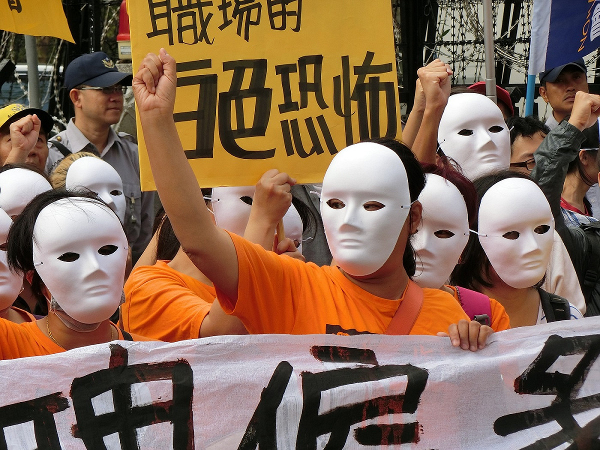 工團抗議藍綠政黨在執政時期大量使用沒有勞基法保障的約聘雇與臨時人員，大開勞權倒車。圖：楊淳卉/攝