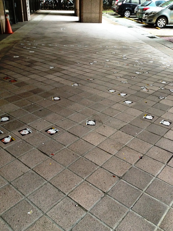 內政部建物正面的磚地上，留有斑駁的貼紙。圖5之2：王立柔/攝