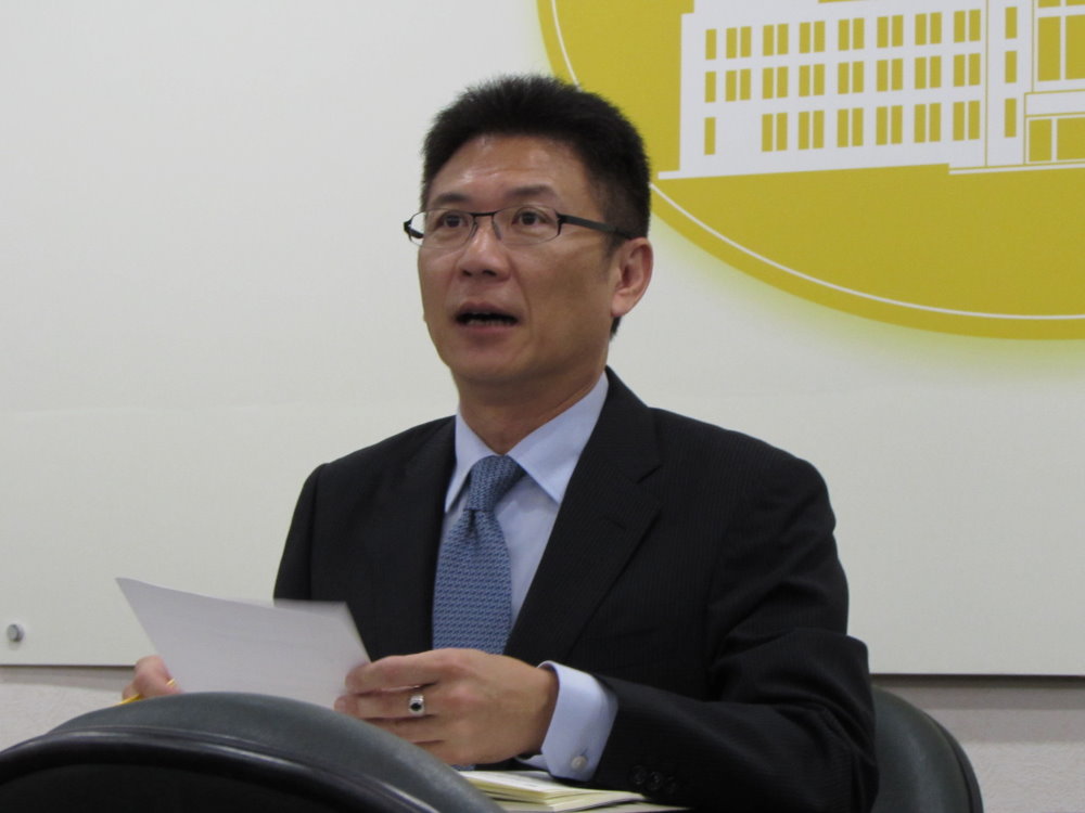 高雄市長陳菊今（22）天北上與行政院長江宜樺討論未來高雄石化業方向。對於陳菊要求政院提出遷管線的時間表，行政院發言人孫立群會後指出，政院對遷管線並無特定立場，但現在首要任務是清查、管理所有管線，讓高雄市民感覺安全，在此之前談論下一步，對市民並沒有意義。圖：邱珮文/攝