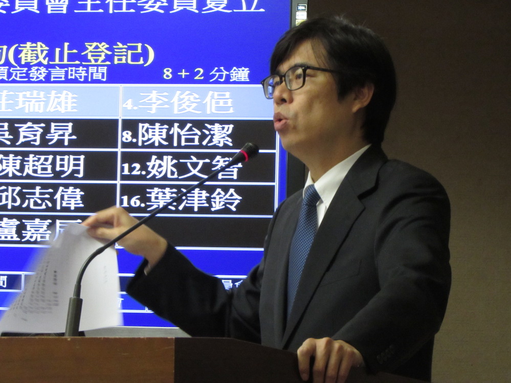 民進黨立委陳其邁今(9)天質疑M503航路從往西偏移4浬讓步到6浬的差別在哪？國防部軍政副部長陳永康解釋，在於心裡的感受。圖：邱珮文/攝