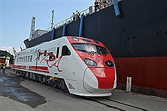 台灣鐵路管理局新購的普悠瑪號列車2組16輛運抵基隆港，25日卸載並舉行歡迎儀式。圖片來源：中央社。