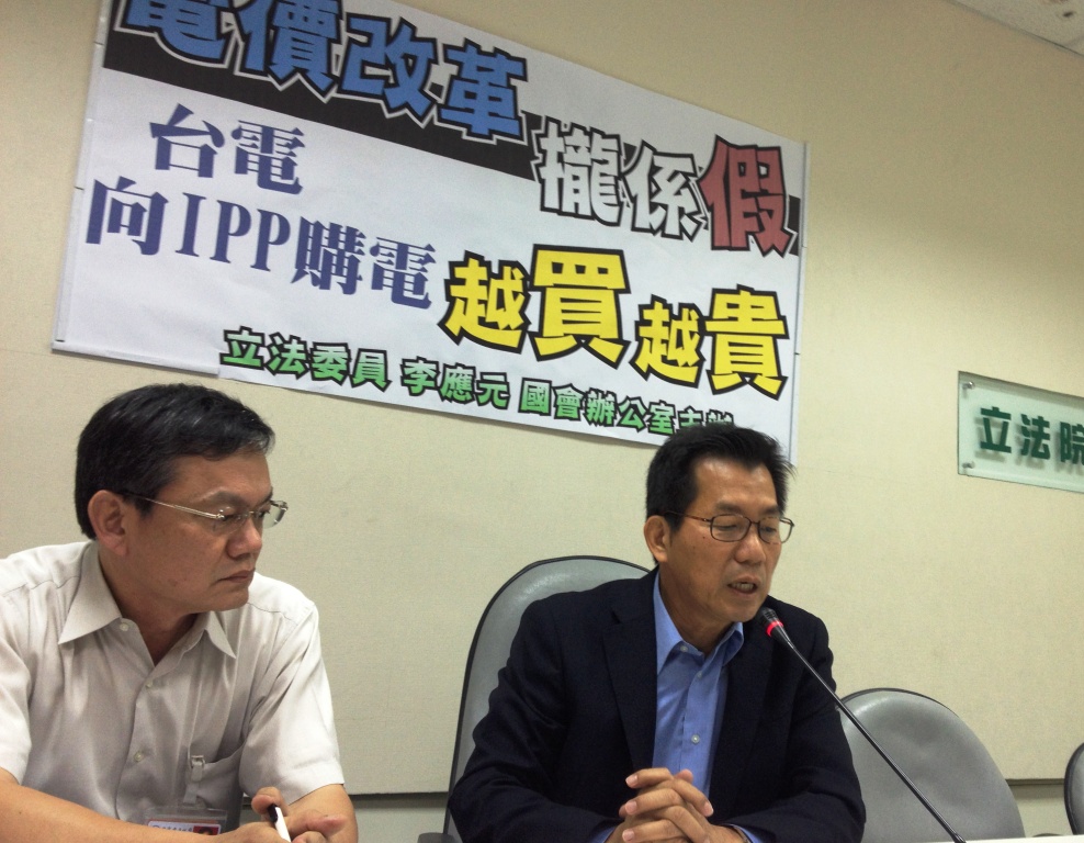 針對電量供需產生的浪費，民進黨立委李應元(右)認為，是因為台電管理層有問題，左為台電業務處處長黃鴻麟。圖：施懿倫/攝
