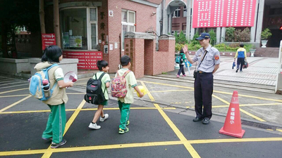 內政部2日表示，為了維護校園安全，除了提高見警率，也會加強過濾轄區內有危害治安顧慮的人士。圖：中央社資料照片