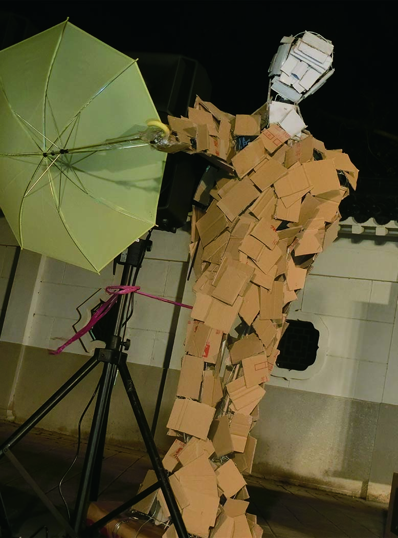 台灣人撐香港晚會主辦單位製作經典「雨傘人」縮小版。圖：楊淳卉/攝