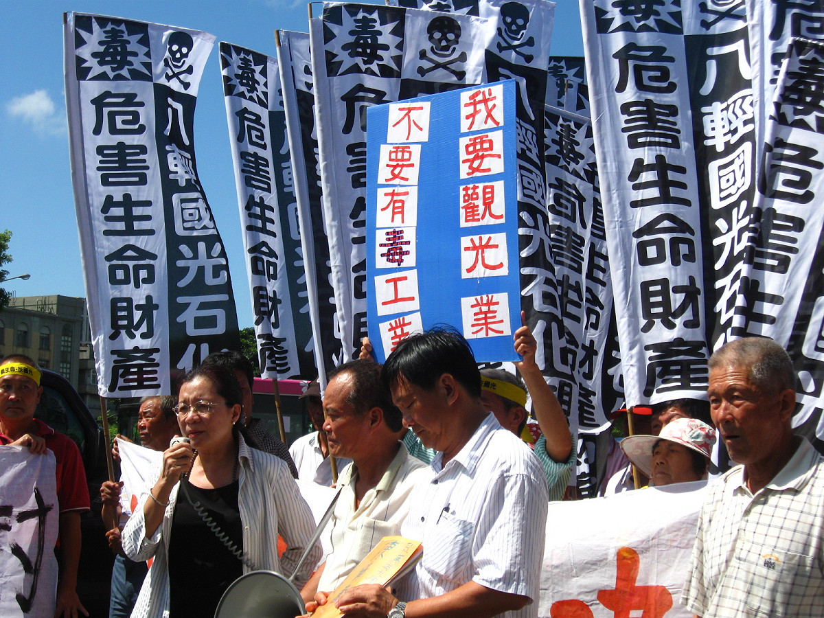 彰化芳苑沿海地區漁民北上抗議國光石化設廠。圖片：陳詠攝