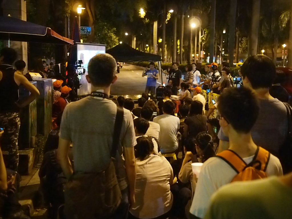 韓國Hydis工人4度來台抗爭，7月1日至12日間在永豐餘集團總裁何壽川家前抗爭，圖為1日晚間舉辦的燭光晚會。圖:何星瑩/攝