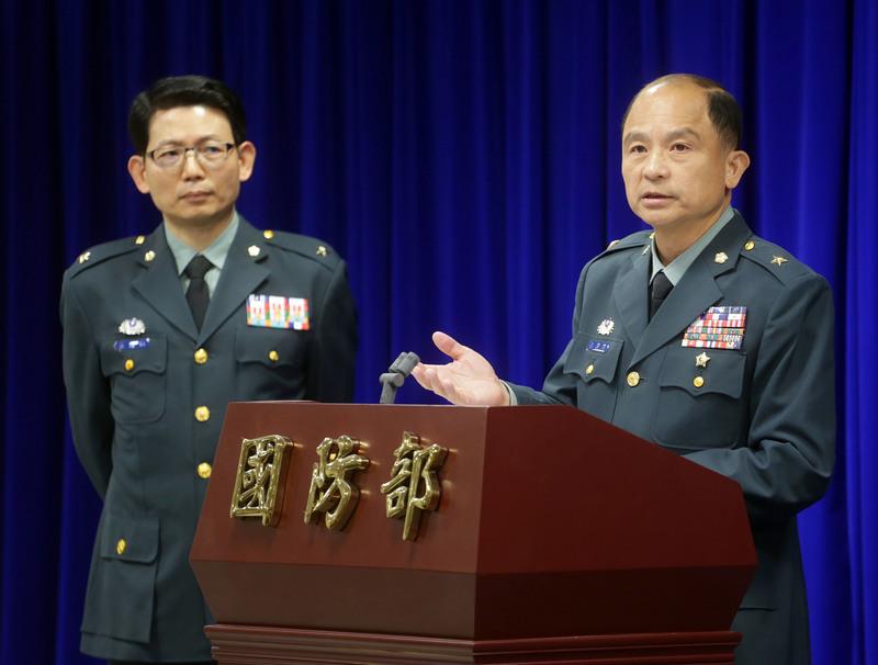 國防部發言人羅紹和（左）與資源規劃司副司長白捷隆（右）10日出席國防部例行記者會，說明募兵制辦理情形。圖：中央社