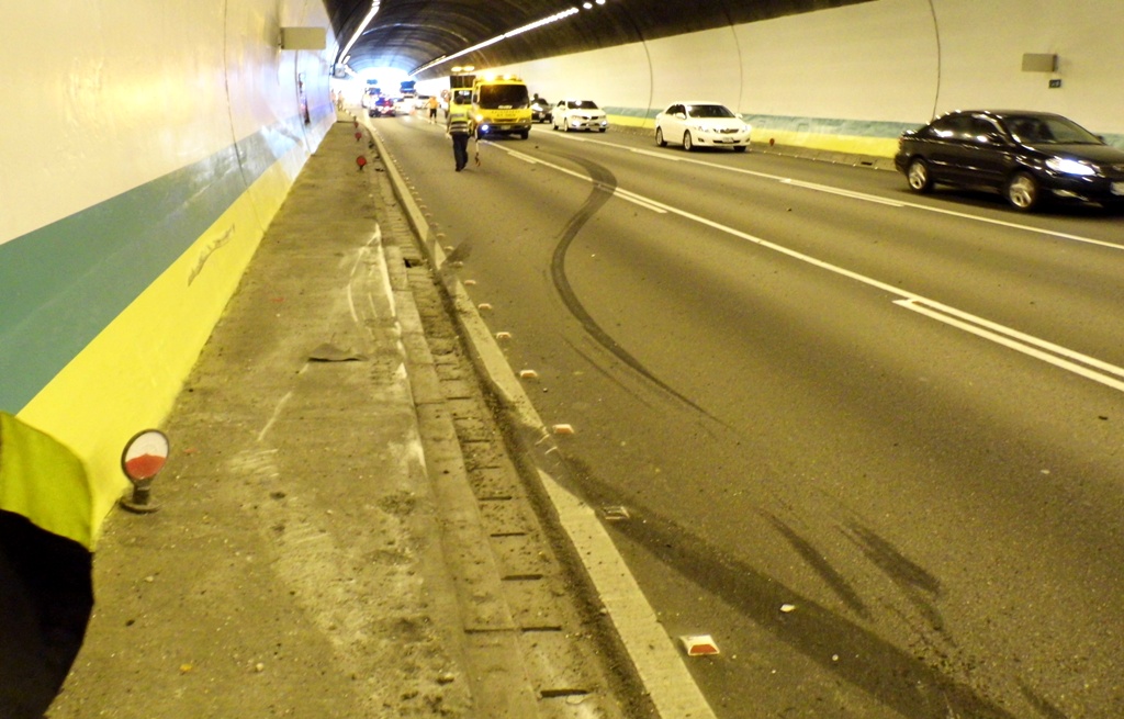 1輛工程水箱車7日在高速公路爆胎，司機急踩剎車後留下長長的剎車痕跡。圖：陳權欣/攝
