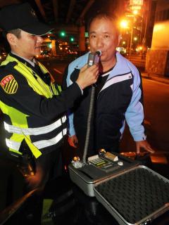 行政院人事行政總處今(28)日開會做成決議指出，公務員酒駕肇事情節嚴重者，最重予以1次記2大過免職。圖片來源：中央社資料照片