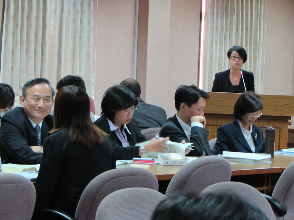 立法院司法及法制委員會今(16)日舉行同性婚姻及同志收養議題公聽會，正反方上演交鋒。圖：邱珮文/攝