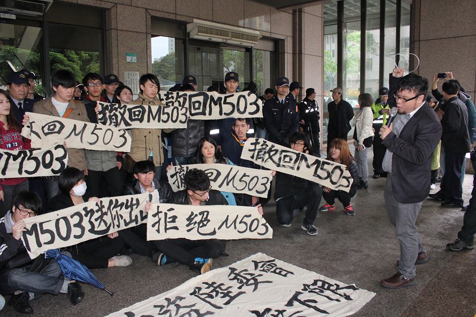林于倫在門口外控訴警方非法使用束帶。圖：林雨佑/攝