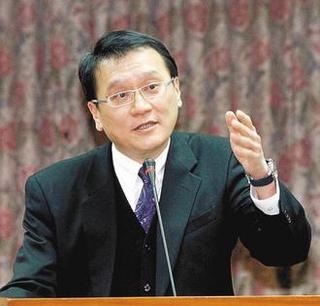 國科會主委朱敬一28日針對教授報假帳風波澄清，很多經費報銷都是「以訛傳訛」，他舉例，國科會沒有釘書針可以報、釘書機不能報的相關規定，但外界卻傳得沸沸揚揚，令國科會非常困擾。圖片來源:中央社
