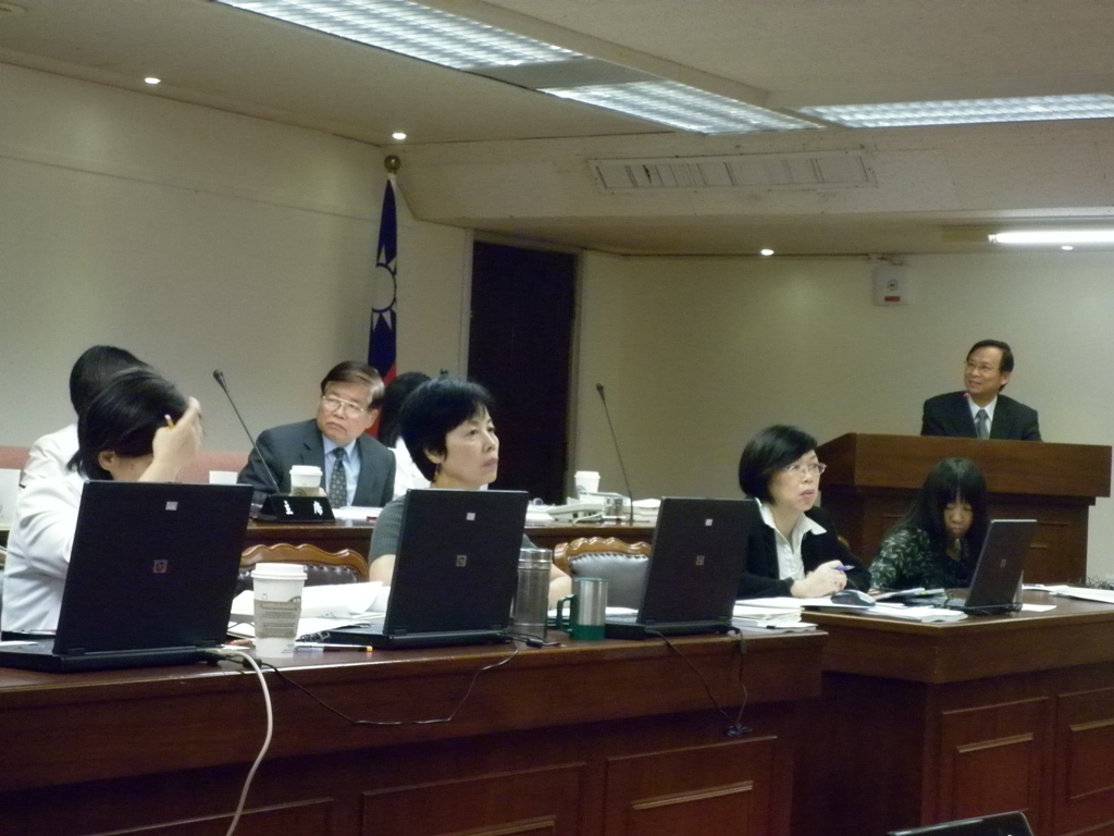 環保署長沈世宏昨天對台灣發展太陽能再生能源發電「過熱」的說法，14日在立法院遭到多位立委圍剿。圖片:謝莉慧攝