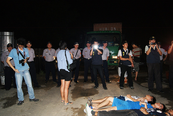 聲援學生躺在地上，試圖阻止裝載華隆設備的貨車駛離，並與警方對峙數10分鐘。圖片來源:翻攝自華隆工會臉書