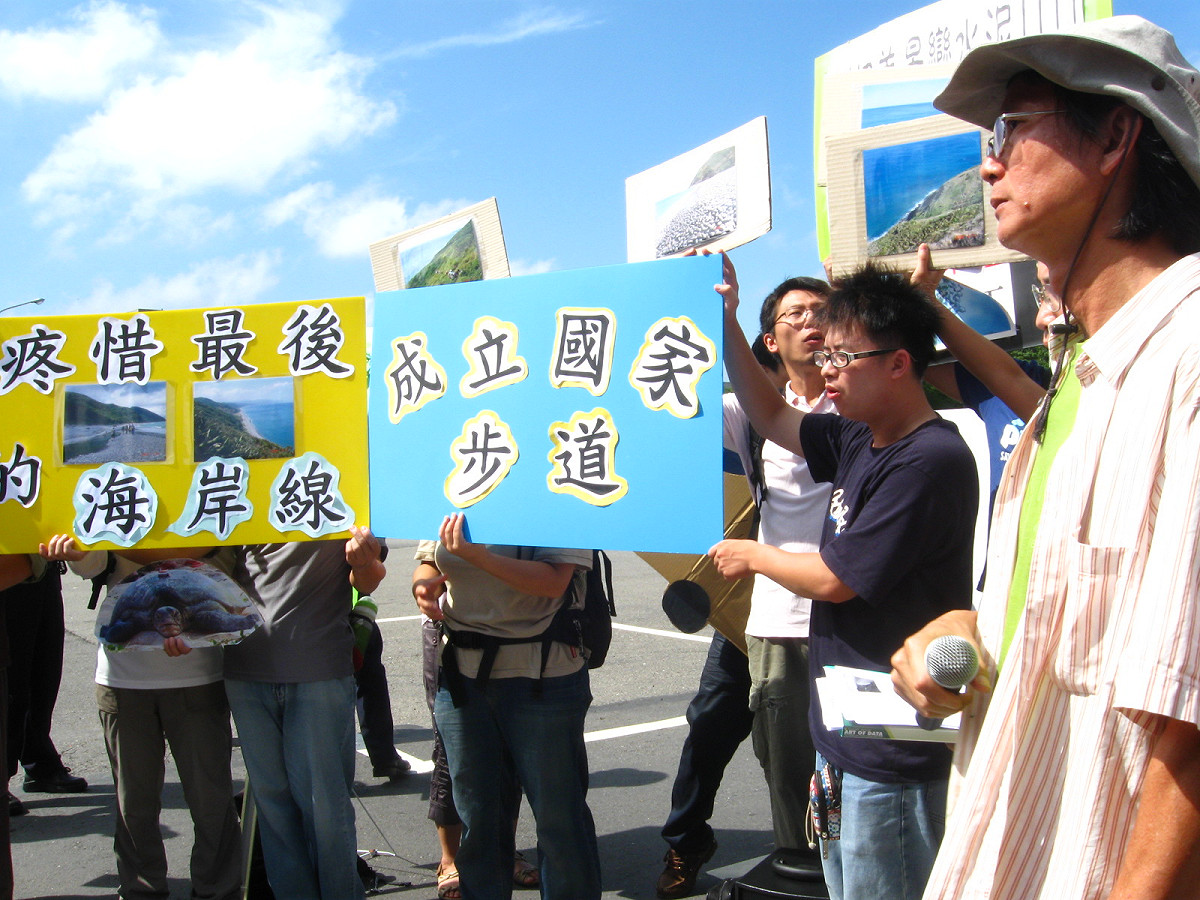 環團表示原始海岸將被消滅，阿朗壹古道就不能再看到綠蠵龜與椰子蟹。圖片：陳詠攝
