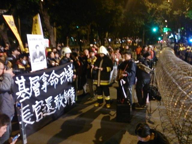 10日晚間近7點，200人走到總統官邸蛇籠前抗議跟警方對峙。圖：林雨佑/攝