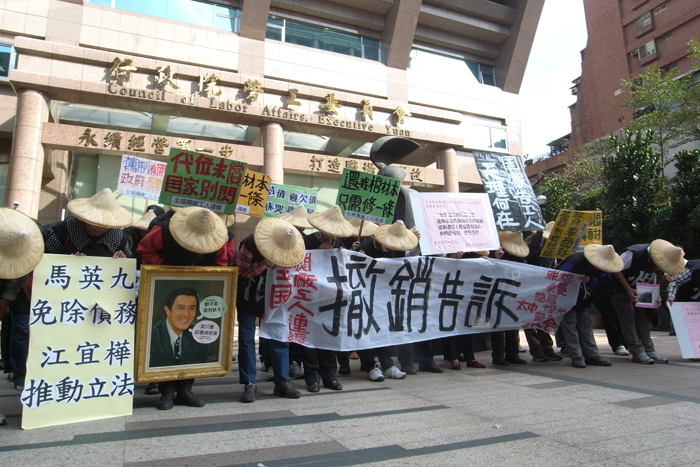 關廠工人連線今天下午再度回到勞委會廣場召開記者會，向社會大眾說明昨天跳下台鐵月台臥軌抗爭的理由，並為昨天影響台鐵乘客集體鞠躬道歉。圖：楊宗興/攝
