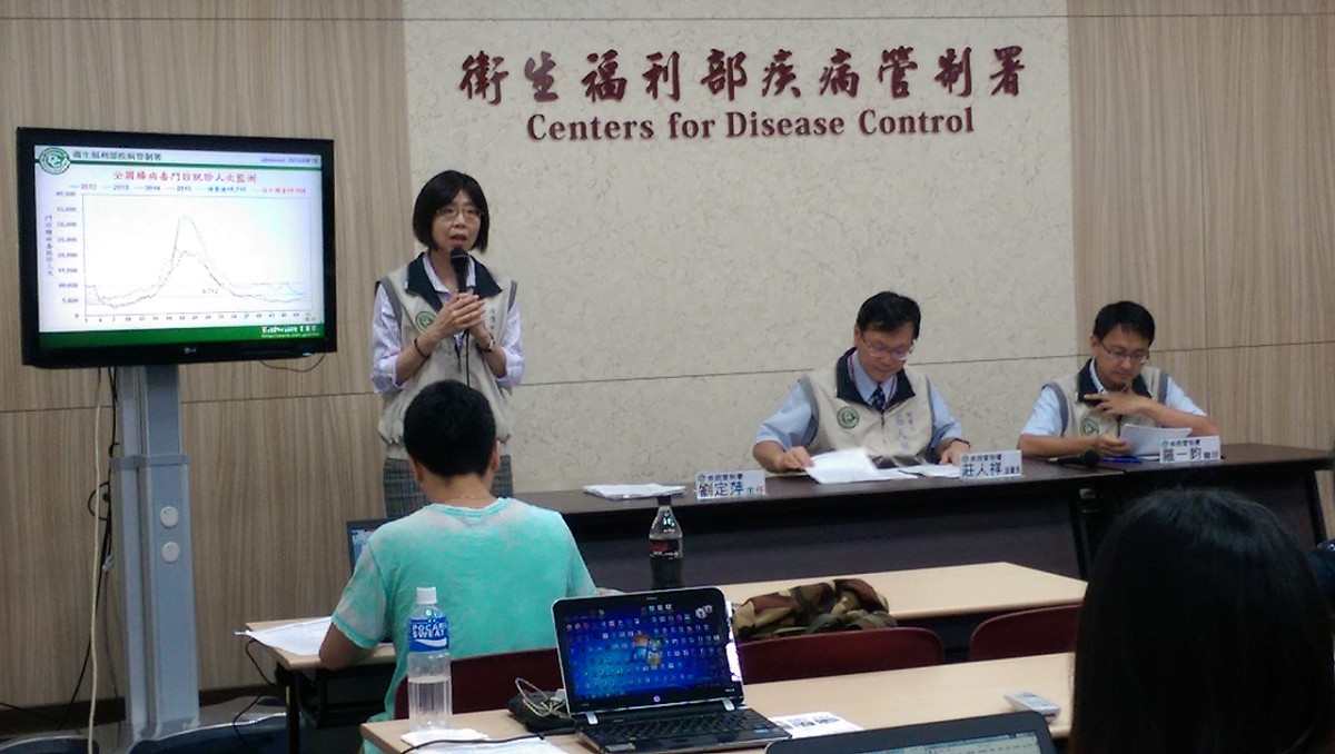 登革熱疫情發燒，疾管署呼籲民眾應將容器妥善收納、巡視生活環境，以免積水孳生病媒蚊(左起疾管署主任劉定萍、疾管署副署長莊人祥、疾管署醫師羅一鈞)。圖：廖敏臻/圖