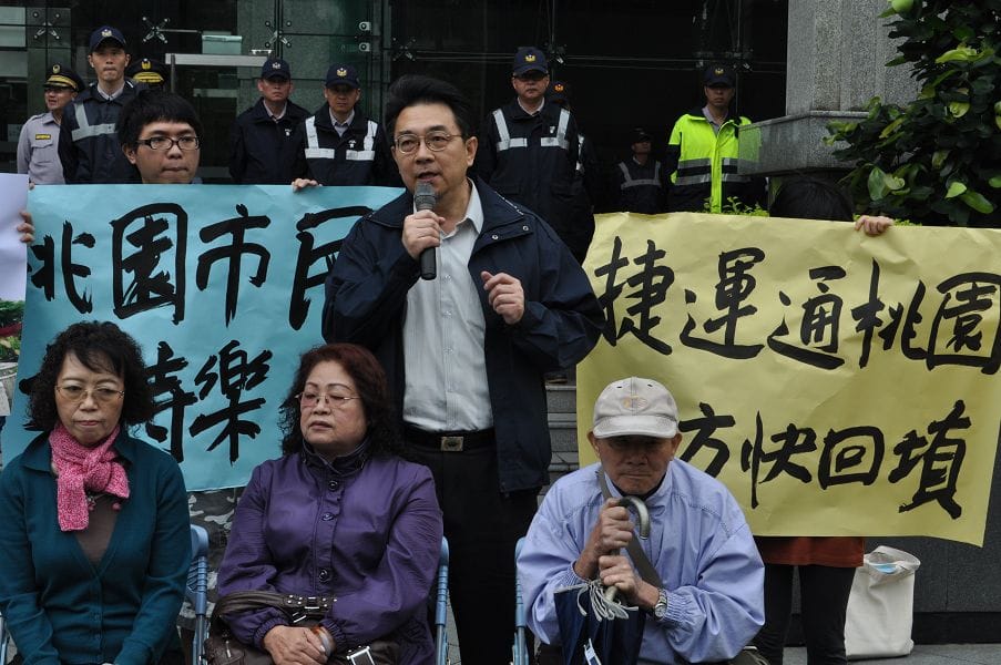青年樂生聯盟今(26)日到交通部陳情，盼以「新莊線延伸至桃園」計畫徹底解決樂生走山危機。圖片：沈朋達/攝。