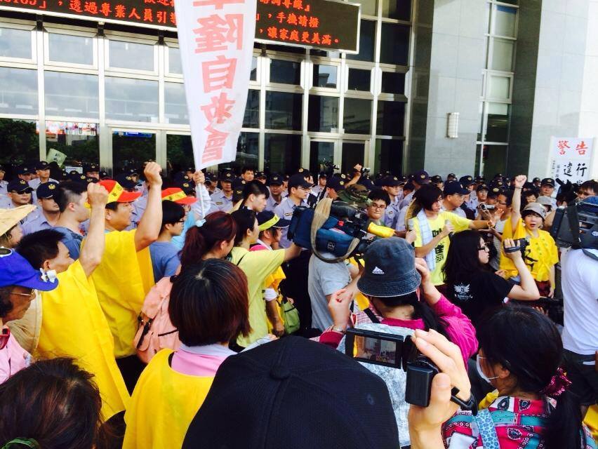 不滿資方長期積欠336名員工總計3億元退休金，華隆自救會今（14）早號召100多人到苗栗縣政府前砸漆抗議。圖：翻攝自華隆自救會粉絲團