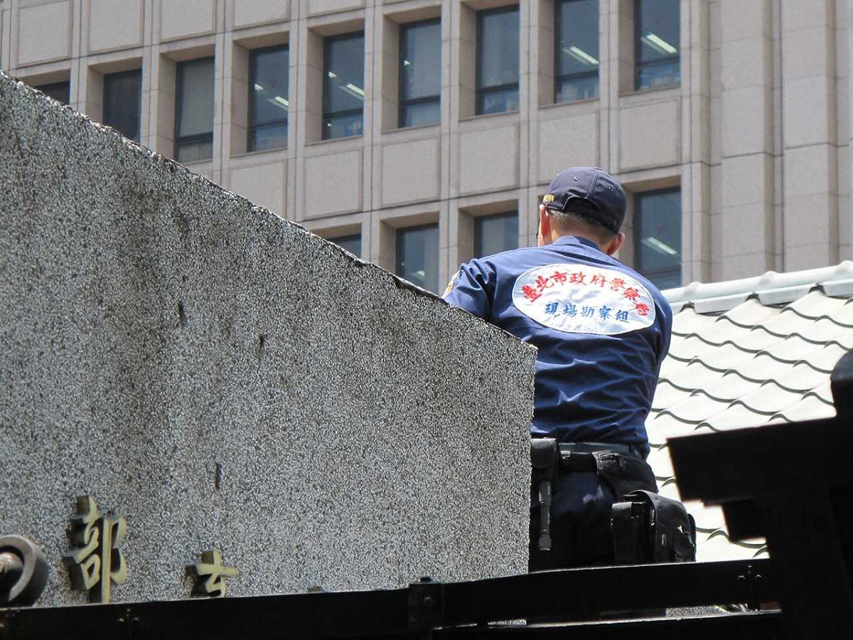 台北市警察局蒐證人員爬上教育部旁合作社採集相關證據。圖：林朝億/攝