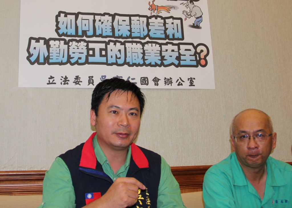 國民黨立委吳育仁今(1)日偕同中華郵政工會召開記者會，要求政府將外勤勞工（郵差、送貨人員等）增列為人用狂犬疫苗的優先施打對象。現場邀請郵差分享被攻擊的經驗。圖：黃朝郁/攝
