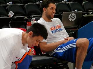 由NBA TV所舉辦NBA社群媒體獎，讓球迷票選心目中本季最經典一役，林書豪（左）正是候選人之一，林書豪在隊友費爾茲（右）公寓的「魔力沙發」睡過一晚，這張沙發照也入選最佳快拍獎。圖片來源：中央社資料照片。