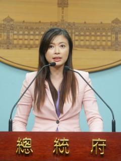 總統府發言人李佳霏（圖）11日表示，總統馬英九晚間召開國安高層會議，向菲律賓提出4項嚴正要求包括正式道歉、賠償損失、儘速徹查事實嚴懲凶手、儘速啟動台菲漁業協議談判。圖片來源：中央社