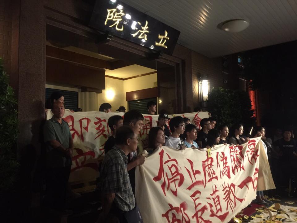 約200名民眾晚間至立法院，要求立院立刻召開臨時會退回課綱。圖：劉奕霆/攝