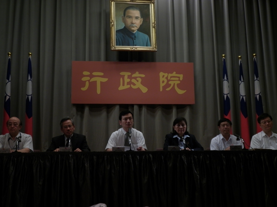 行政院發言人、新聞局長楊永明(右3)在9日的行政院會後記者會轉述吳敦義院長對於塑化劑事件最新的10項指示。圖片：謝莉慧攝